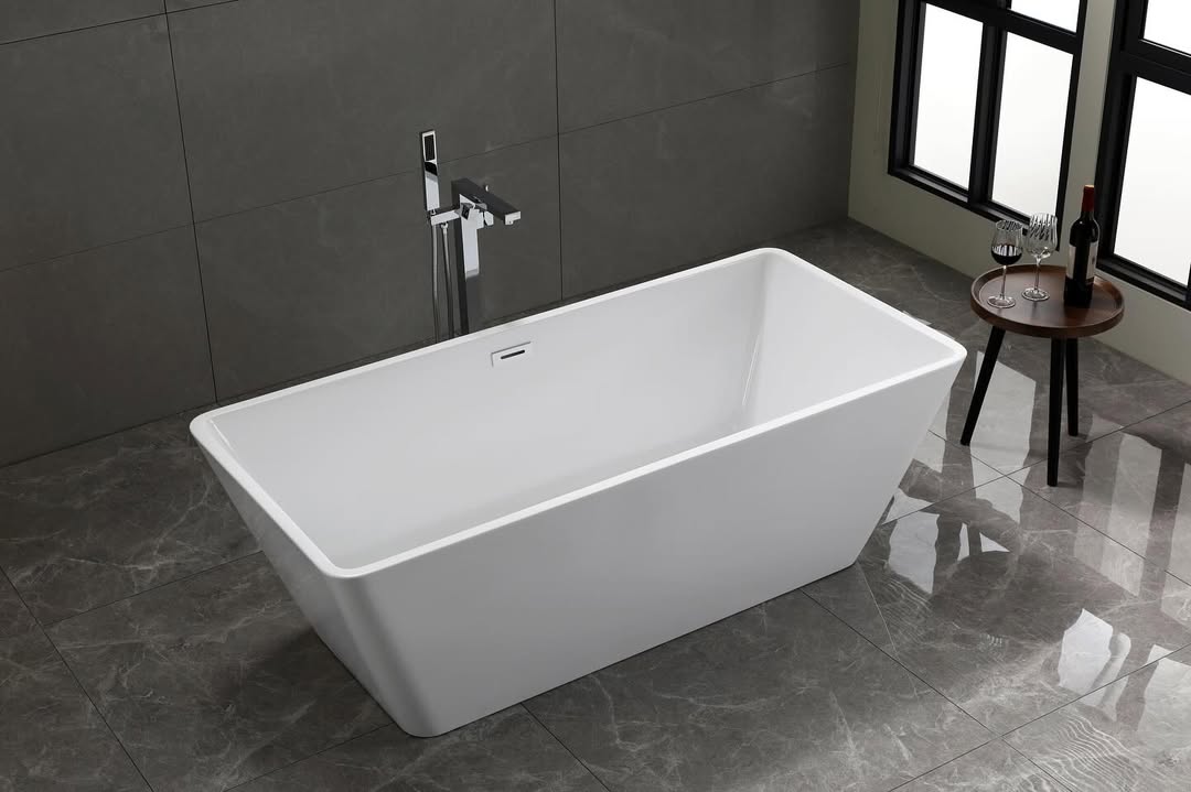 Freestanding bath in contemporary setting